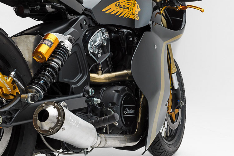 Ở dàn phuộc sau, chiếc xe sử ụng phuộc sau Ohlins bình dầu rời vàng óng nổi bật. Kế bên là pô Supertrapp được sử dụng làm tăng tính mạnh mẽ và cho âm thanh kích thích hơn. Động cơ V-Twin dẫn khí thải qua hệ thống xả với pô đặt lệch về bên phải thân xe được làm mới.