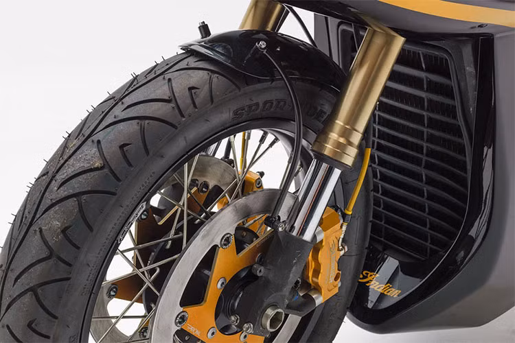 Yên solo vốn có của xe được thiết kế lại, thêm bộ dàn nhựa và gù đuôi uốn cao theo phong cách Cafe. Cặp phuộc ngược USD phía trước được "thửa" từ chiếc xe Suzuki GSXR07 cùng cặp vành nhôm 18 inch. Cặp đĩa trước được độ từ hãng Beringer với bộ màu cùng tông nổi bật và hiệu quả.