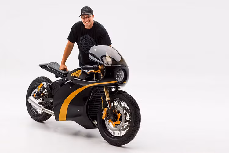 Tại thị trường Mỹ, một chiếc Indian Scout có giá khởi điểm từ 11.599 USD. Khi về tới Việt Nam, xe đang được bán chính hãng với mức giá khoảng 624 triệu đồng và là mẫu xe rẻ nhất của Indian tại Việt Nam.