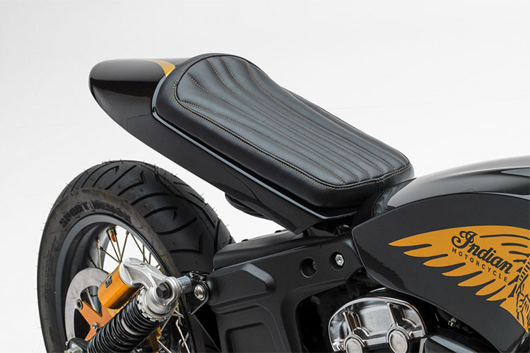 Theo phong cách Cafe Racer full fairing, chiếc xe có bộ cánh gió khá lớn được uốn theo dàn đầu về phía sau, che phủ gần hết cục máy V-twin lớn của Indian Scout Bobber. Bình xăng nguyên bản của xe cũng được thay thế hoàn toàn bằng bình xăng có độ hõm 2 bên lớn với logo thổ dân nổi tiếng của hãng được làm nổi bật.