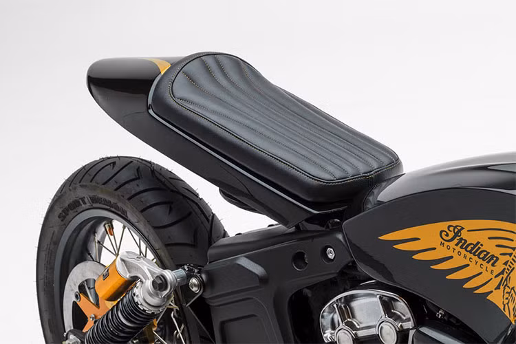 Theo phong cách Cafe Racer full fairing, chiếc xe có bộ cánh gió khá lớn được uốn theo dàn đầu về phía sau, che phủ gần hết cục máy V-twin lớn của Indian Scout Bobber. Bình xăng nguyên bản của xe cũng được thay thế hoàn toàn bằng bình xăng có độ hõm 2 bên lớn với logo thổ dân nổi tiếng của hãng được làm nổi bật.