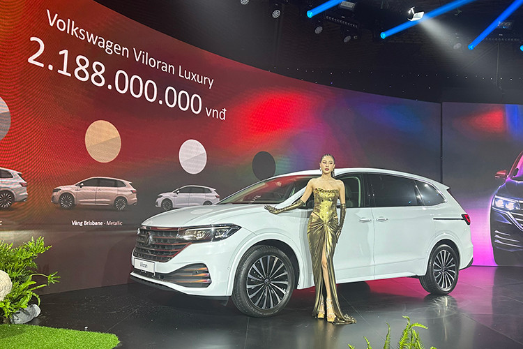 Tại thị trường Việt Nam, mức giá xe Volkswagen Viloran 2024 được niêm yết lần lượt là 1,989 tỷ đồng cho phiên bản Premium và 2,188 tỷ đồng đối với phiên bản Luxury. Xe được bán ra với 5 tùy chọn màu ngoại thất, nội thất tùy chọn hai tông màu.