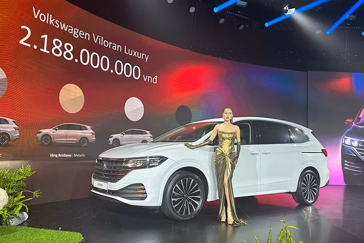 Tại thị trường Việt Nam, mức giá xe Volkswagen Viloran 2024 được niêm yết lần lượt là 1,989 tỷ đồng cho phiên bản Premium và 2,188 tỷ đồng đối với phiên bản Luxury. Xe được bán ra với 5 tùy chọn màu ngoại thất, nội thất tùy chọn hai tông màu.
