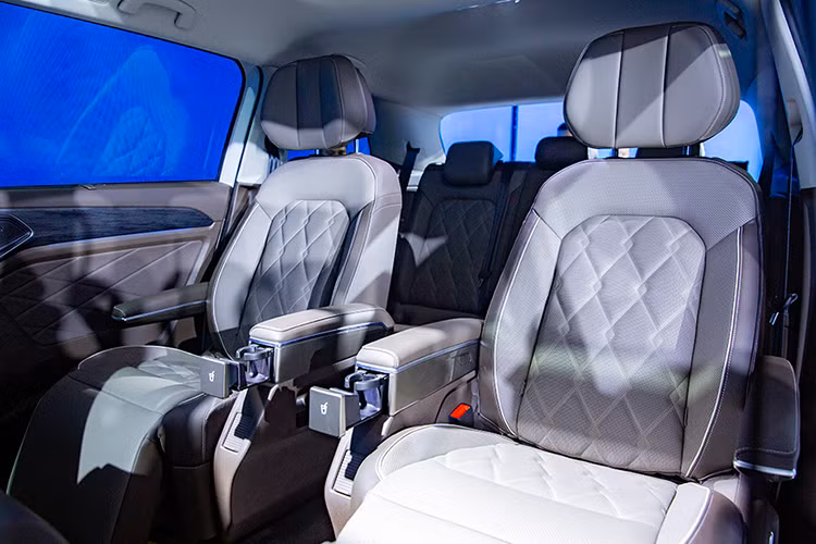 Viloran được trang bị hệ thống giải trí màn hình cảm ứng 12 inch, kết nối Apple CarPlay, USB, Bluetooth và màn hình hiển thị đa thông tin kỹ thuật số 10,3 inch. Cần chuyển số điện tử, đèn viền trang trí nội thất ánh sáng xung quanh 30 màu, điều hòa nhiệt độ tự động 3 vùng. 