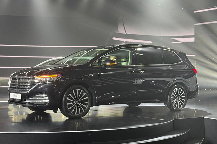 Xe sở hữu cửa sổ trời toàn cảnh điều khiển cảm ứng, cụm đèn sau thiết kế với kiểu vuốt sâu và tạo hình độc lập 3D. Hông xe có thiết kế cân xứng và hài hòa đi cùng bộ mâm 20 inch. Hệ thống treo trước và sau đều được trang bị dạng độc lập, hứa hẹn đem đến cảm giác lái đầm chắc "đậm chất Đức" và đảm bảo trải nghiệm vận hành êm ái cho hành khách.