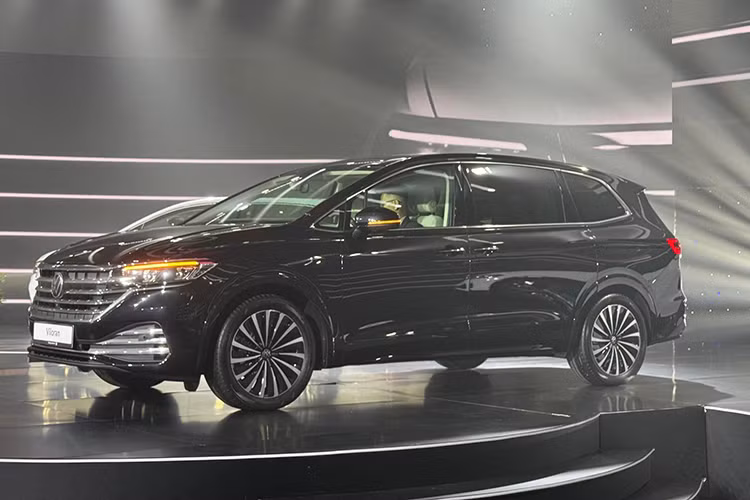 Xe sở hữu cửa sổ trời toàn cảnh điều khiển cảm ứng, cụm đèn sau thiết kế với kiểu vuốt sâu và tạo hình độc lập 3D. Hông xe có thiết kế cân xứng và hài hòa đi cùng bộ mâm 20 inch. Hệ thống treo trước và sau đều được trang bị dạng độc lập, hứa hẹn đem đến cảm giác lái đầm chắc "đậm chất Đức" và đảm bảo trải nghiệm vận hành êm ái cho hành khách.