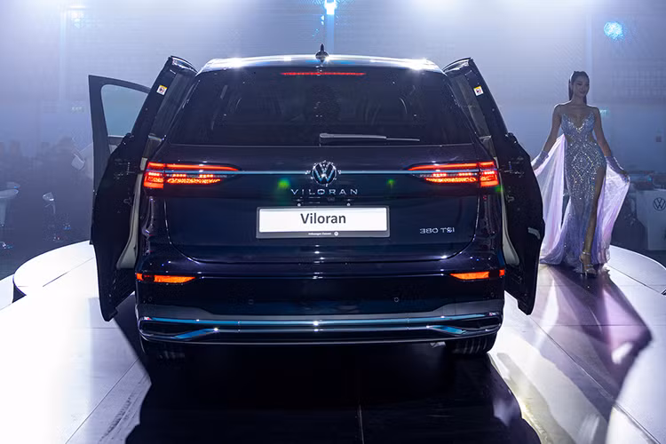 Volkswagen Viloran tại Việt Nam được phát triển dựa trên nền tảng MQB, có kích thước dài x rộng x cao lần lượt là 5.346 x 1.976 x 1.781mm và chiều dài cơ sở là 3.180mm. Về thiết kế, Viloran mang đậm phong cách V-line đặc trưng của Volkswagen. Đầu xe nổi bật với lưới tản nhiệt mạ chrome cỡ lớn, phối hợp hài hòa với cụm đèn IQ. Light thiết kế lớn và cấu hình ánh sáng mang tính nhận diện cao.