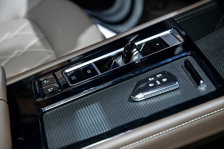 Ngoài ra, Volkswagen Viloran được trang bị hệ thống kiểm soát trình điều khiển thích ứng ACC, hệ thống sẽ phát hiện phương tiện tiện ích, người đi phía trước thông qua radar và camera, cảnh báo bằng âm thanh và tín hiệu trên màn hình cho người điều khiển về cơ va chạm, tự động phanh khẩn cấp, hỗ trợ đỗ xe tự động Park Assist và 9 túi khí…