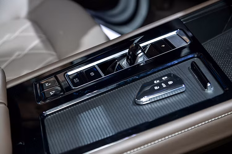 Ngoài ra, Volkswagen Viloran được trang bị hệ thống kiểm soát trình điều khiển thích ứng ACC, hệ thống sẽ phát hiện phương tiện tiện ích, người đi phía trước thông qua radar và camera, cảnh báo bằng âm thanh và tín hiệu trên màn hình cho người điều khiển về cơ va chạm, tự động phanh khẩn cấp, hỗ trợ đỗ xe tự động Park Assist và 9 túi khí…