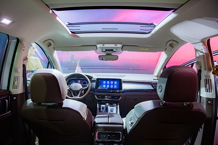 Về trang bị an toàn, xe có tỷ trọng thép có khả năng chịu lực đạt 77%. Khung xe cách âm tiếng ồn, không ồn ở tốc độ cao (kính cách âm APVB 4,96mm) mang đến sự nghỉ ngơi thoải mái cho hành khách trên những chặng đường dài.