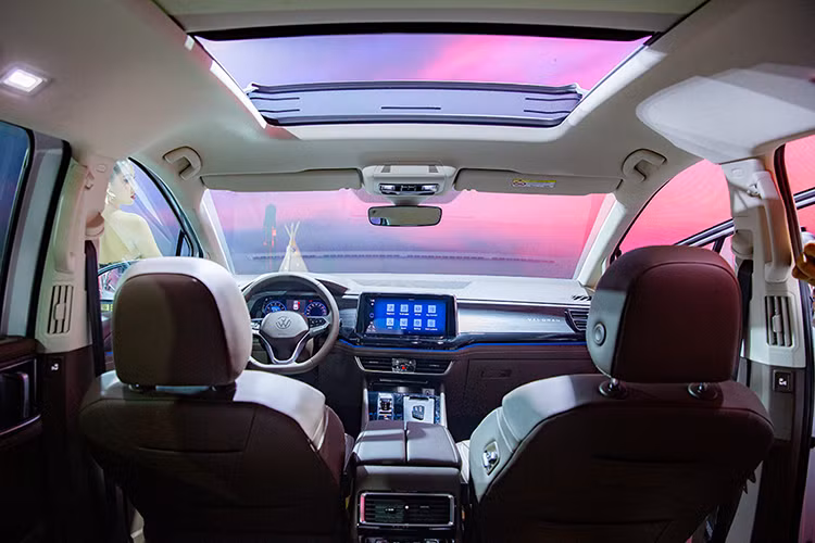 Về trang bị an toàn, xe có tỷ trọng thép có khả năng chịu lực đạt 77%. Khung xe cách âm tiếng ồn, không ồn ở tốc độ cao (kính cách âm APVB 4,96mm) mang đến sự nghỉ ngơi thoải mái cho hành khách trên những chặng đường dài.