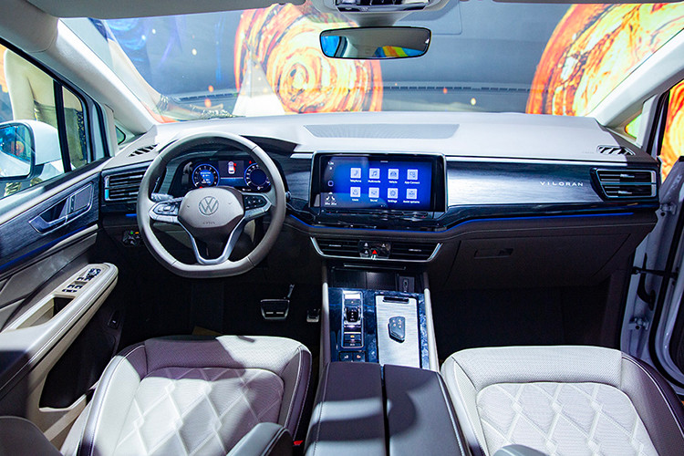 Về nội thất, Viloran mang đến không gian rộng rãi và thoải mái cho cả 7 hành khách. Hàng ghế thứ 2 được bọc da cao cấp, thiết kế kiểu thương gia. Ở hàng ghế này, người dùng có bệ tì tay riêng, khay để ly, khay để điện thoại, cổng sạc, hộc chứa đồ và có lối đi ở giữa.