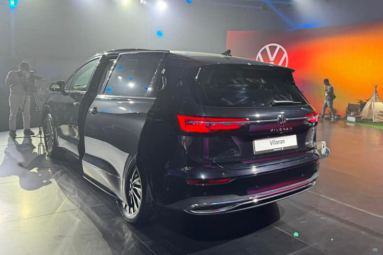 Hai bên thân xe tích hợp cửa trượt chống kẹt sang trọng - vốn là trang bị tiêu chuẩn đối với một mẫu minivan. Phần đuôi xe cũng bắt mắt không kém, với hệ thống đèn báo phanh dạng LED được thiết kế cực kỳ cầu kỳ và toát lên vẻ cao cấp, hiện đại.