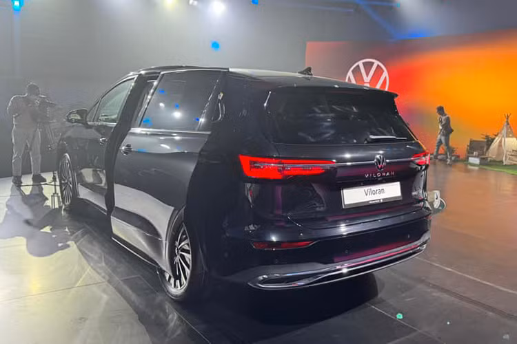 Hai bên thân xe tích hợp cửa trượt chống kẹt sang trọng - vốn là trang bị tiêu chuẩn đối với một mẫu minivan. Phần đuôi xe cũng bắt mắt không kém, với hệ thống đèn báo phanh dạng LED được thiết kế cực kỳ cầu kỳ và toát lên vẻ cao cấp, hiện đại.