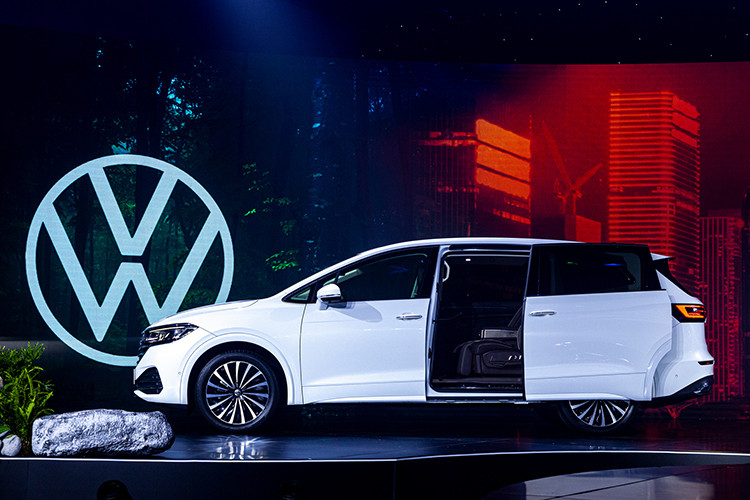 Bên dưới nắp capo là khối động cơ "chuẩn Đức" TSI 2.0L turbo đi kèm hộp số ly hợp kép ướt 7 cấp DSG "trứ danh". Sức mạnh tối đa mà xe có thể khai thác từ "trái tim" này lên tới 220 mã lực và 350 Nm mô-men xoắn, truyền xuống hai bánh trước giúp Viloran có thể đạt vận tốc 200 km/h. 