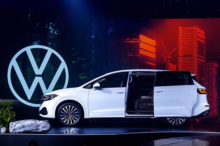 Bên dưới nắp capo là khối động cơ "chuẩn Đức" TSI 2.0L turbo đi kèm hộp số ly hợp kép ướt 7 cấp DSG "trứ danh". Sức mạnh tối đa mà xe có thể khai thác từ "trái tim" này lên tới 220 mã lực và 350 Nm mô-men xoắn, truyền xuống hai bánh trước giúp Viloran có thể đạt vận tốc 200 km/h. 