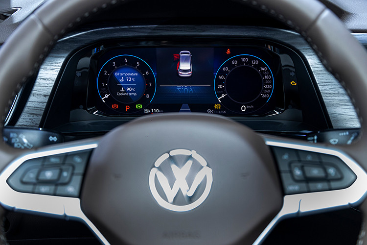 Hành khách ngồi hàng ghế thứ 2 còn được trang bị bệ đỡ chân điều chỉnh điện, có khả năng chỉnh góc 90 độ. Ghế có chức năng điều chỉnh điện, nghiêng lưng ghế tối đa 70 độ, làm mát hoặc sấy ghế, massage 3 chế độ và có gối tựa đầu điều chỉnh ôm sát hai bên đầu.