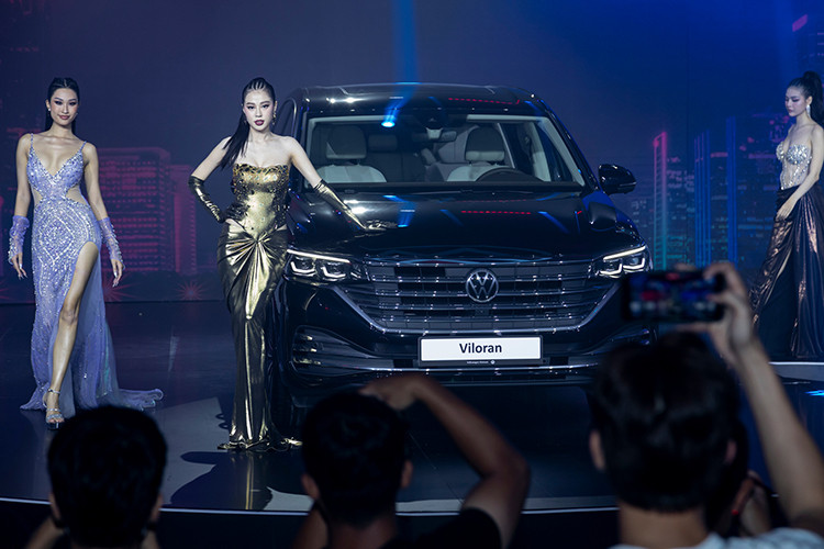 Volkswagen Việt Nam đã chính thức ra mắt mẫu MPV Viloran, đây là dòng xe phù hợp với các thương gia, doanh nghiệp và gia đình nhiều thế hệ với các chuyến du lịch. Xe còn được ưu ái là “Villa di động”. Volkswagen Viloran 2024 mới còn được biết đến là một chiếc MPV “chuyên cơ mặt đất” có kích thước lớn nhất của Volkswagen và phân khúc MPV đang bán tại thị trường Việt Nam.