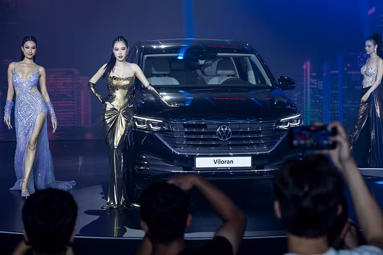 Volkswagen Việt Nam đã chính thức ra mắt mẫu MPV Viloran, đây là dòng xe phù hợp với các thương gia, doanh nghiệp và gia đình nhiều thế hệ với các chuyến du lịch. Xe còn được ưu ái là “Villa di động”. Volkswagen Viloran 2024 mới còn được biết đến là một chiếc MPV “chuyên cơ mặt đất” có kích thước lớn nhất của Volkswagen và phân khúc MPV đang bán tại thị trường Việt Nam.