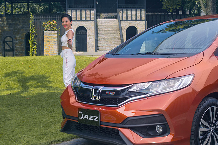 Đèn sương mù của xe dạng cầu (RS, VX) nằm sâu trong khe với lưới tổ ong giả hút gió và đèn báo rẽ tích hợp ở gương chiếu hậu. Phần cản trước của xe được thiết kế dạng vân carbon thể thao cùng hốc gió rộng. Cụm đèn sau bao gồm đèn hậu, đèn phanh dạng LED và đèn báo lùi.