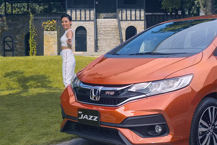 Đèn sương mù của xe dạng cầu (RS, VX) nằm sâu trong khe với lưới tổ ong giả hút gió và đèn báo rẽ tích hợp ở gương chiếu hậu. Phần cản trước của xe được thiết kế dạng vân carbon thể thao cùng hốc gió rộng. Cụm đèn sau bao gồm đèn hậu, đèn phanh dạng LED và đèn báo lùi.