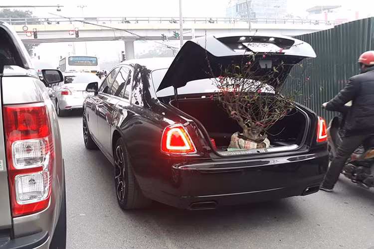 Hình ảnh dùng chiếc xe siêu sang Rolls-Royce Ghost làm xe chở đào rất hiếm gặp. Chính vì vậy, hình ảnh mới này tại Hà Nội đã nhanh chóng lan truyền chóng mặt trên mạng xã hội. Những bức ảnh chụp lại cho thấy, hoa đào được để hẳn trong cốp xe của Rolls-Royce Ghost và tránh làm các cành đào bị gãy, chủ nhân đã mở hẳn cốp đuôi xe khi di chuyển.