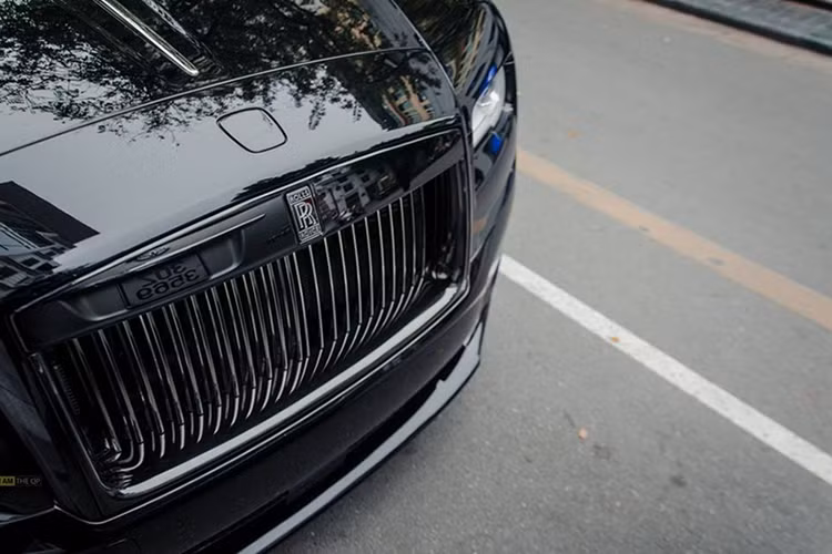 So với bản tiêu chuẩn, Rolls-Royce Ghost Black Badge tại Hà Nội có sự khác biệt dễ nhận ra nhất chính là bộ mâm 22 inch được chế tạo từ hợp kim nhôm kết hợp cùng sợi carbon. Đây chính là trang bị đắt giá cho những dòng xe Rolls-Royce thuộc phiên bản Black Badge.