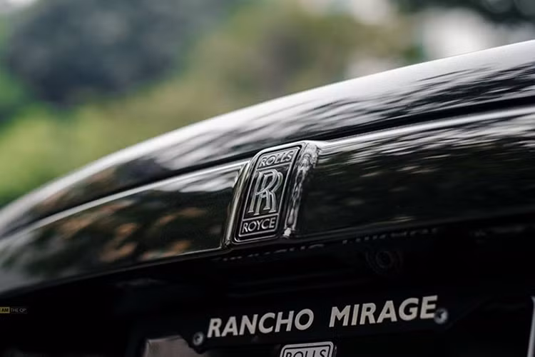 Biểu tượng "vô cực" ở vị trí đồng hồ bảng táp-lô và bệ tì tay ở hàng ghế thứ 2 trên Rolls-Royce Ghost Black Badge cũng là đặc điểm khác biệt so với bản tiêu chuẩn. Ở tại thị trường Việt Nam, còn có 1 chiếc Rolls-Royce Ghost thế hệ đầu tiên được chủ nhân độ lại ngoại hình của Black Badge và cản va trước của chiếc Coupe siêu sang Rolls-Royce Wraith.