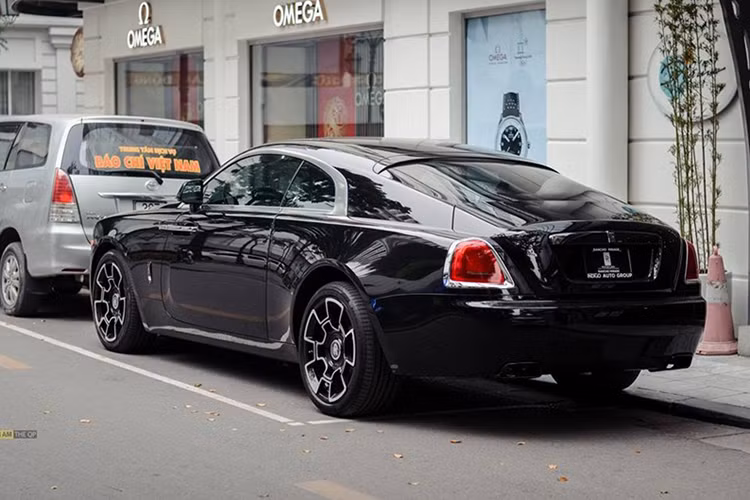 Rolls-Royce Ghost phiên bản Black Badge vẫn được trang bị động cơ V12, dung tích 6,6 lít, tăng áp kép tương tự như bản tiêu chuẩn. Tuy nhiên, phiên bản đặc biệt này lại "bơm" ra công suất tối đa 603 mã lực, tăng 40 mã lực và mô-men xoắn cực đại lên đến 840 Nm, cao hơn 60 Nm so với bản tiêu chuẩn. Động cơ kết hợp cùng hộp số tự động ZF 8 cấp.