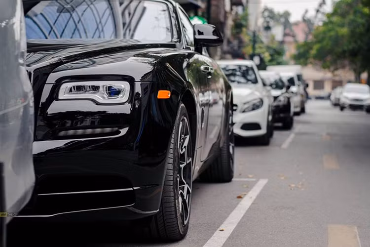 Về thiết kế tổng thể, chiếc xe siêu sang Rolls-Royce Ghost Black Badge đều sở hữu bộ áo màu đen, các chi tiết như ống xả, thanh nẹp lưới tản nhiệt, biểu tượng Spirit of Ecstasy hay logo 2 chữ R lồng vào nhau đều được hoàn thành với nước sơn màu tối đầy bí ẩn và lôi cuốn.