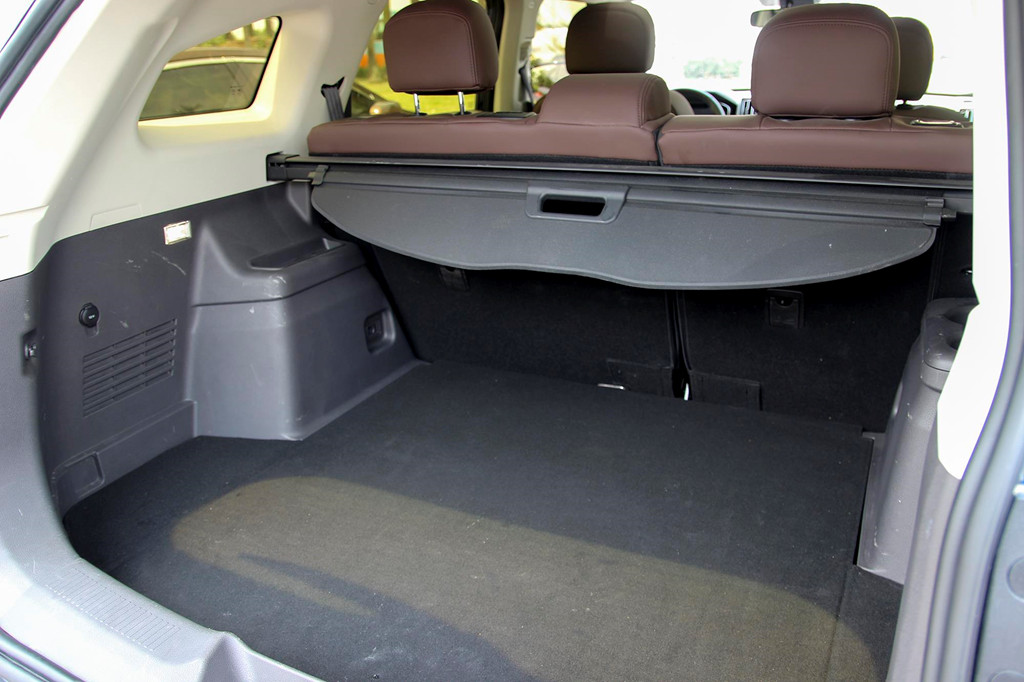 Cốp sau khá rộng, đủ chỗ để xe nôi, nhiều đồ dùng cần thiết cho cả gia đình trong những chuyến đi xa.