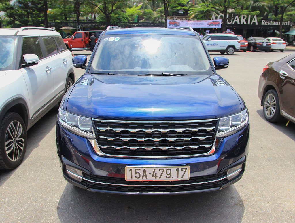 Sở hữu thiết kế mang phong cách "nhái", đầu xe mang dáng dấp của Range Rover. Mẫu xe ôtô Trung Quốc BAIC Q7 có đèn chiếu xa halogen và đèn chiếu gần là đèn LED cùng thấu kính. Theo đơn vị phân phối, BAIC Q7 được nhập khẩu nguyên chiếc từ thị trường Trung Quốc. 