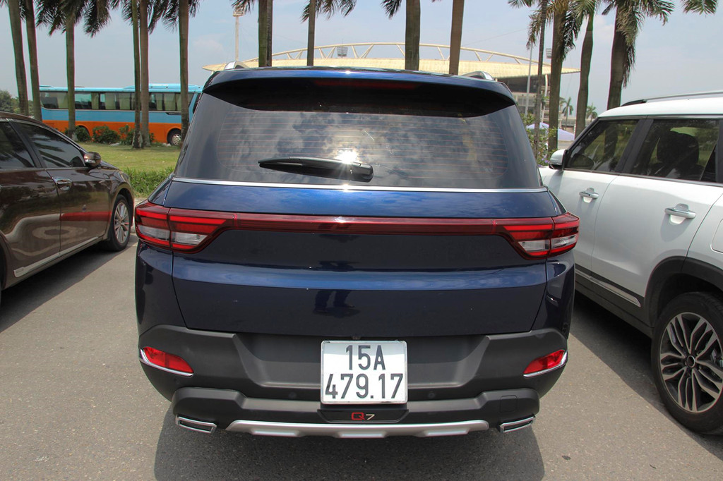 BAIC Q7 tại Việt Nam được nhập về có tính năng "đá" cốp đóng/mở tự động. Tuy nhiên, khi nhân viên đại lý thao tác ở xe, tính năng này hoạt động không thực sự ổn định, lúc được lúc không.