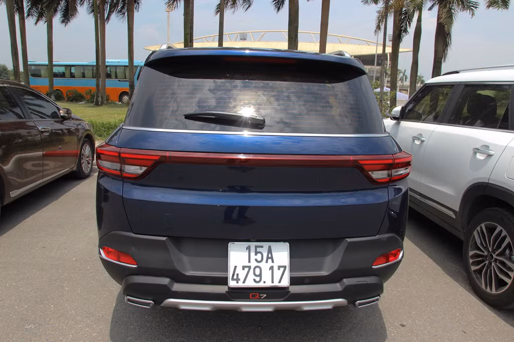 BAIC Q7 tại Việt Nam được nhập về có tính năng "đá" cốp đóng/mở tự động. Tuy nhiên, khi nhân viên đại lý thao tác ở xe, tính năng này hoạt động không thực sự ổn định, lúc được lúc không.