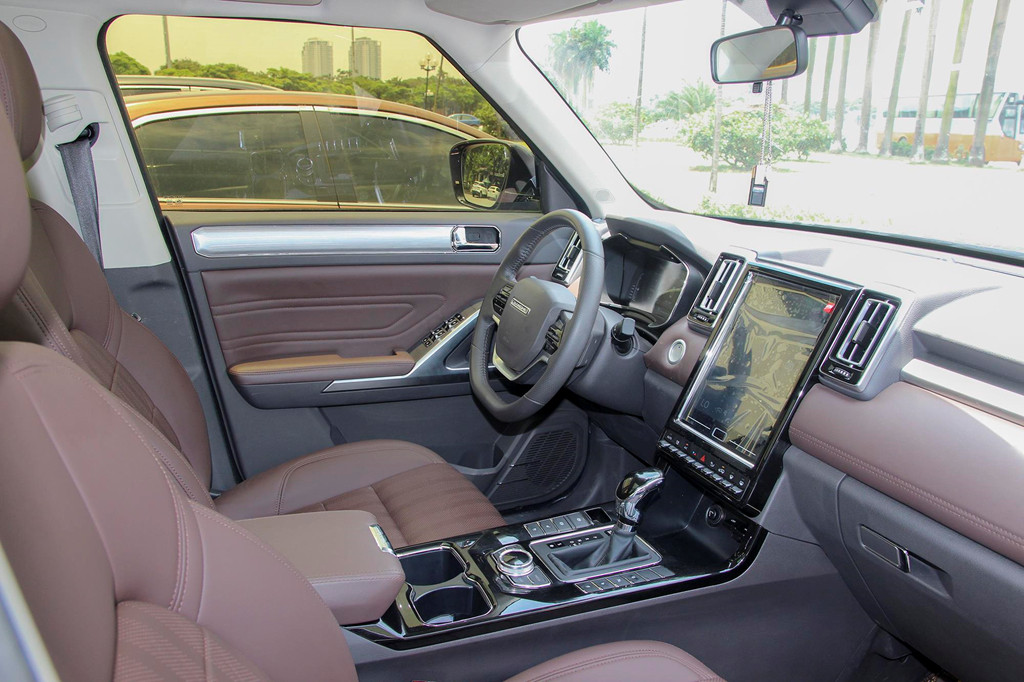 Vô lăng tích hợp nhiều nút chức năng và màn hình giải trí là hai bộ phận nổi bật nhất ở khoang lái. Màn hình giải trí trung tâm 12 inch có thể kết nối không dây với điện thoại thông minh. Hệ thống âm thanh 6 loa tự động điều chỉnh âm lượng theo tốc độ.
