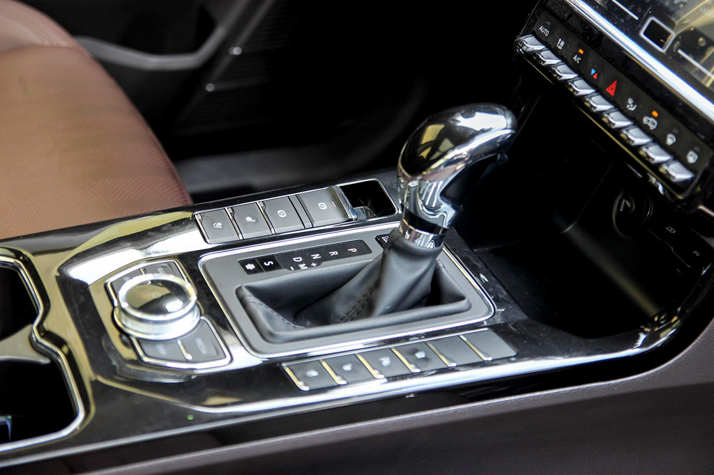 Hộp số vô cấp CVT. Giá bán chưa đầy 700 triệu đồng nhưng BAIC Q7 được giới thiệu có đầy đủ hệ thống an toàn hiện đại như kiểm soát lực kéo, cân bằng điện tử, phân bổ lực phanh điện tử, cảm biến áp suất lốp cùng 6 túi khí. Chất lượng xe về lâu dài vẫn là mối lo của người tiêu dùng Việt.