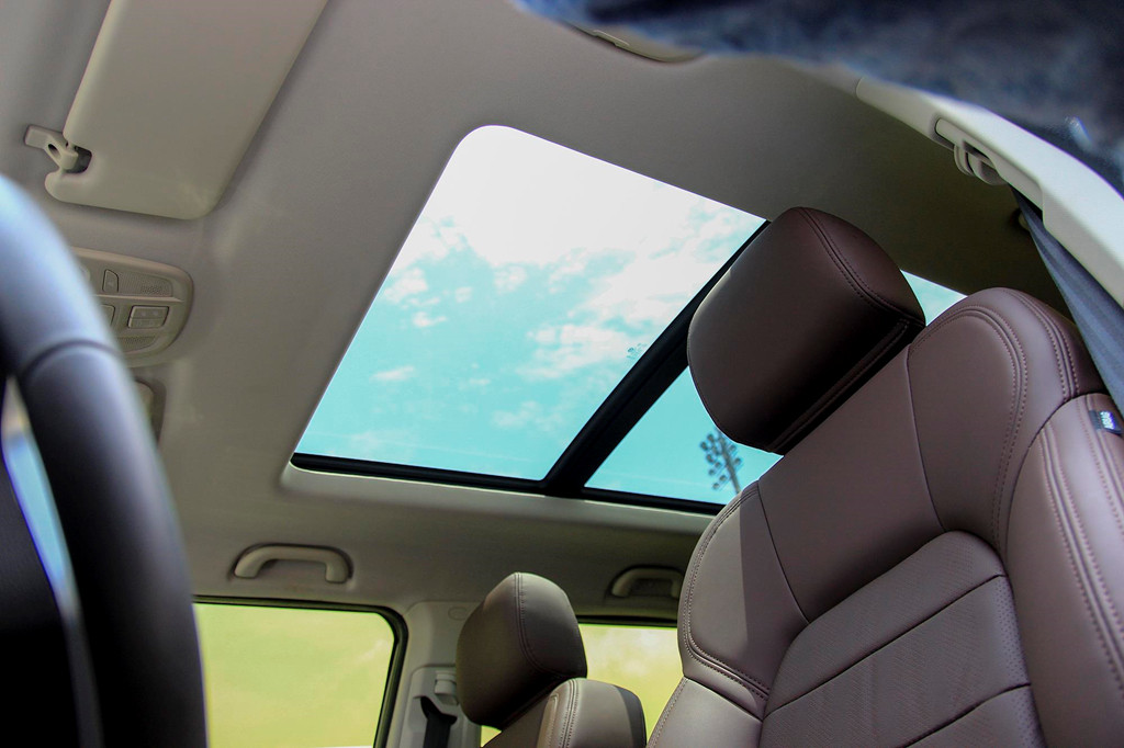 Cửa sổ trời toàn cảnh trên xe. Đây là chi tiết hiếm thấy ở các mẫu xe Nhật, Hàn cùng tầm tiền.