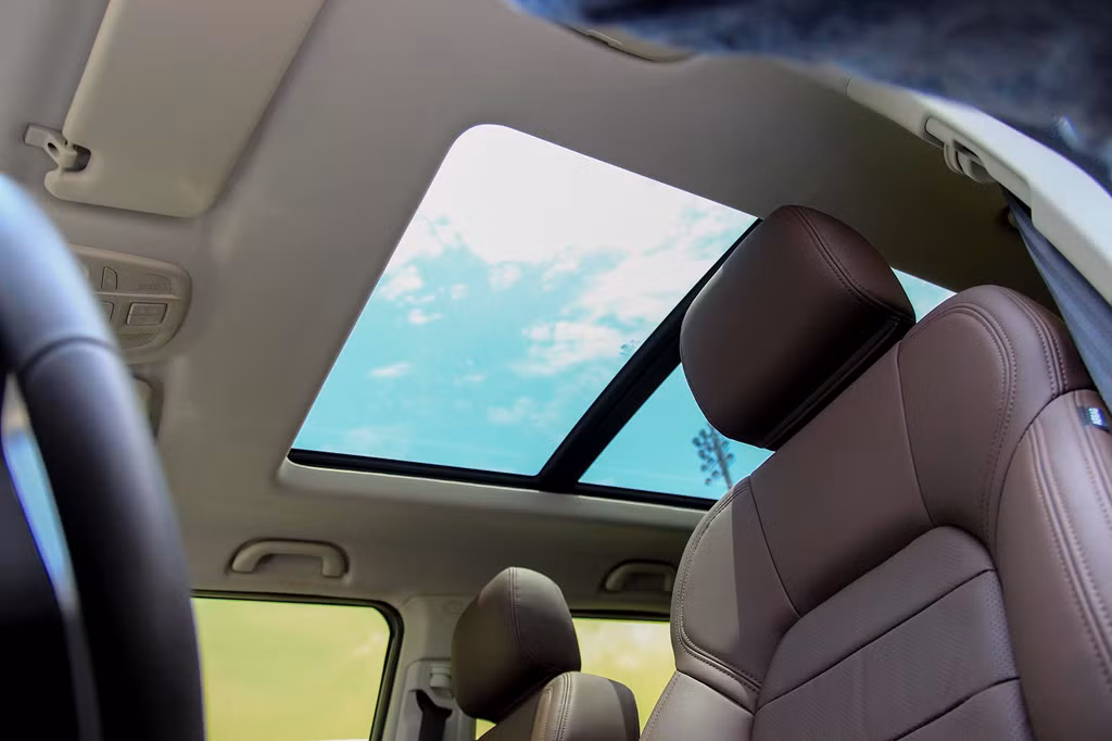 Cửa sổ trời toàn cảnh trên xe. Đây là chi tiết hiếm thấy ở các mẫu xe Nhật, Hàn cùng tầm tiền.