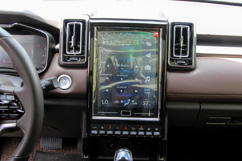 Có thể thấy rõ nét tương đồng trong thiết kế giữa cụm màn hình giải trí ở BAIC Q7 và một số xe SUV của Volvo. Tuy nhiên, BAIC thể hiện rõ sự thô ráp ở vật liệu cấu thành và các chi tiết không được tinh xảo.