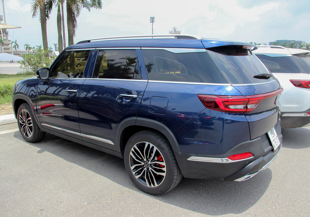 Kiểu dáng thân xe SUV BAIC nhái này khá giống Lincoln Navigator, xe có chiều dài 4.655 mm, chiều dài cơ sở 2.670 mm, bề ngang 1.855 mm, tương đương Hyundai Tucson. Xe dùng vành 18 inch. Dải đèn hậu LED liền mảnh khá giống Audi Q8.