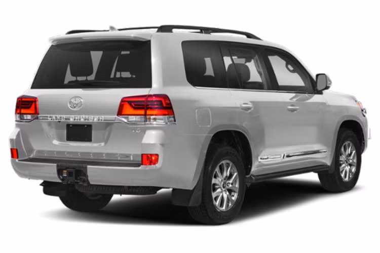 Phiên bản 2019 này vẫn được hãng xe ôtô Toyota sử dụng hệ thống khung gầm body-on-frame (thân đặt trên khung rời, phân biệt với loại khung xe nguyên khối monocoque với thân gầm sát xi rời). Đuôi xe với thanh trang trí mạ chrome kéo dài hết chiều ngang cùng dòng tên xe cũng là những điểm mới để phân biệt với những đời trước, mâm xe dạng 5 chấu kép, kích thước 18 inch, kết hợp lốp 285/60R18.