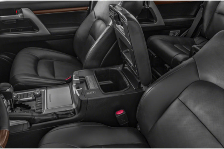 Trang bị an toàn của xe có hỗ trợ phanh (ABS, EBD, BA), cân bằng điện tử, kiểm soát lực kéo, hỗ trợ khởi hành ngang dốc/đổ đèo và 10 túi khí. Tại thị trường Việt Nam, &#x1d;mẫu xe Toyota Land Cruiser được xem là ông vua về khả năng vượt địa hình khó và luôn sở hữu mức giá "chát".