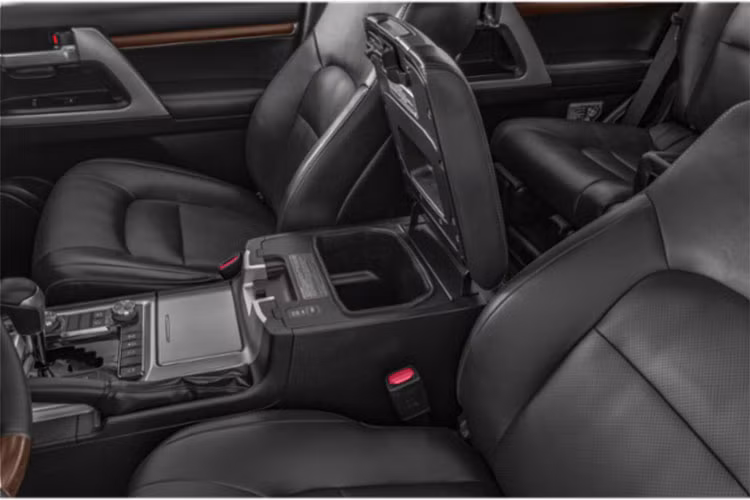 Trang bị an toàn của xe có hỗ trợ phanh (ABS, EBD, BA), cân bằng điện tử, kiểm soát lực kéo, hỗ trợ khởi hành ngang dốc/đổ đèo và 10 túi khí. Tại thị trường Việt Nam, mẫu xe Toyota Land Cruiser được xem là ông vua về khả năng vượt địa hình khó và luôn sở hữu mức giá "chát".