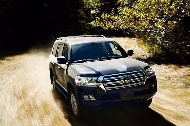 Mẫu Toyota Land Cruiser VX 2019 bán chính hãng tại Việt Nam sử dụng động cơ V8 dung tích 4,6 lít, cho công suất 304 mã lực và mô-men xoắn 439 Nm. Hộp số tự động 6 cấp. Ở các doanh nghiệp nhập khẩu tư nhân, Land Cruiser còn có tùy chọn động cơ V8 dung tích 5,7 lít giống Lexus LX570, cho công suất tới 381 mã lực.