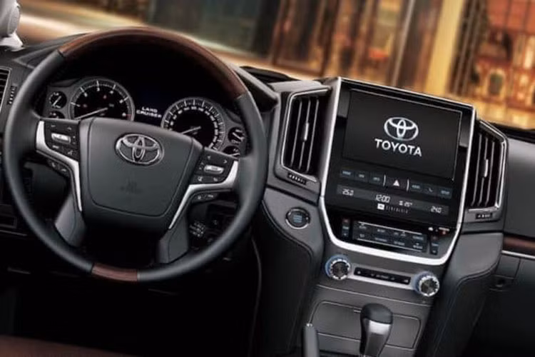 Nội thất xe vẫn theo thiết kế truyền thống của Land Cruiser tồn tại theo năm tháng. Một số tính năng nổi bật trong xe có ghế lái chỉnh điện 10 hướng, nhớ 3 vị trí; ghế phụ chỉnh điện 8 hướng; ghế tích hợp sưởi; bố trí 8 chỗ ngồi; điều hòa tự động 4 vùng độc lập. Âm thanh JBL cao cấp không có mặt trên mẫu xe nhập chính hãng.