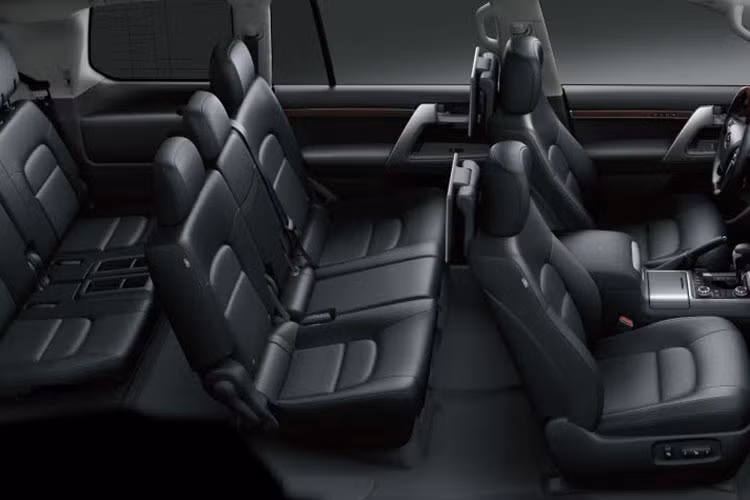 Xe sở hữu bảng điều khiển trung tâm với các nút bấm và hiển thị theo nhóm các chức năng, màn hình LCD màu TFT được trang bị ở ngay trung tâm nhưng cao hơn bản cũ. Vô lăng thể thao đa dạng với các nút bấm tiện ích được trang bị. Màn hình LCD cũng đa dụng với đủ các chức năng đa phương tiện mới nhất hiện nay...