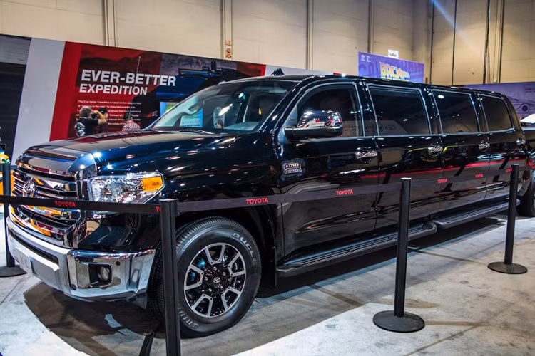Một mình một phong cách, Toyota Tundrasine limousine với thiết kế 8 cửa thu hút được đông đảo khách tham quan Triển lãm xế độ SEMA 2015 đang diễn ra tại Las Vegas, Mỹ.