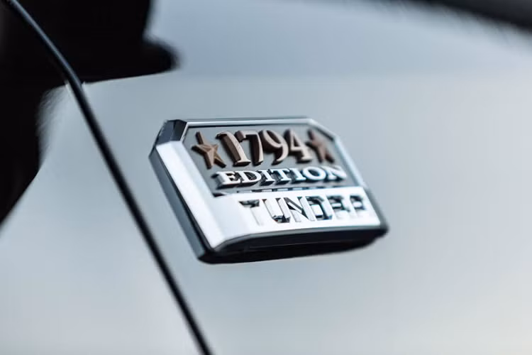 Chiếc xe độ này được trang bị động cơ V8, dung tích 5.7 lít, công suất 381 mã lực và mô-men xoắn cực đại 543 Nm, đi cùng hộp số tự động 6 cấp.