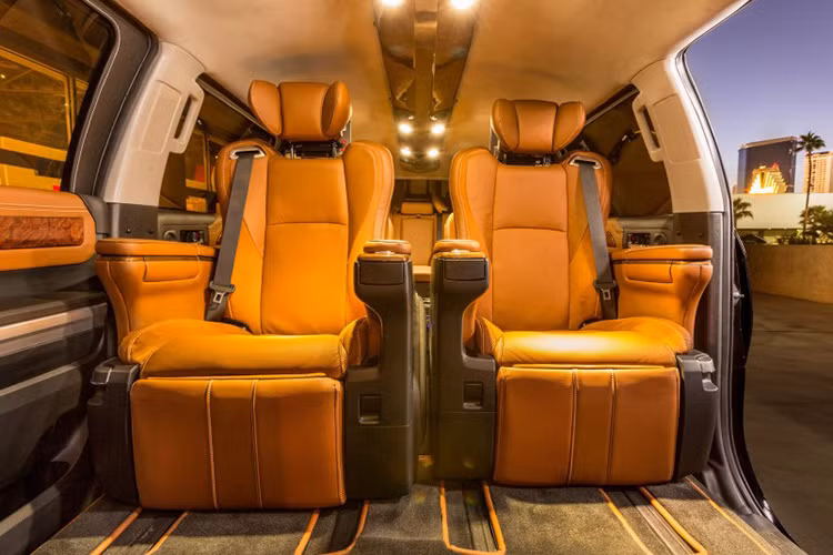 Bên trong nội thất của Toyota Tundrasine được bọc da, nó sở hữu tông màu nâu phối với những đường chỉ khâu màu trắng, kết hợp với một số chi tiết ốp gỗ.