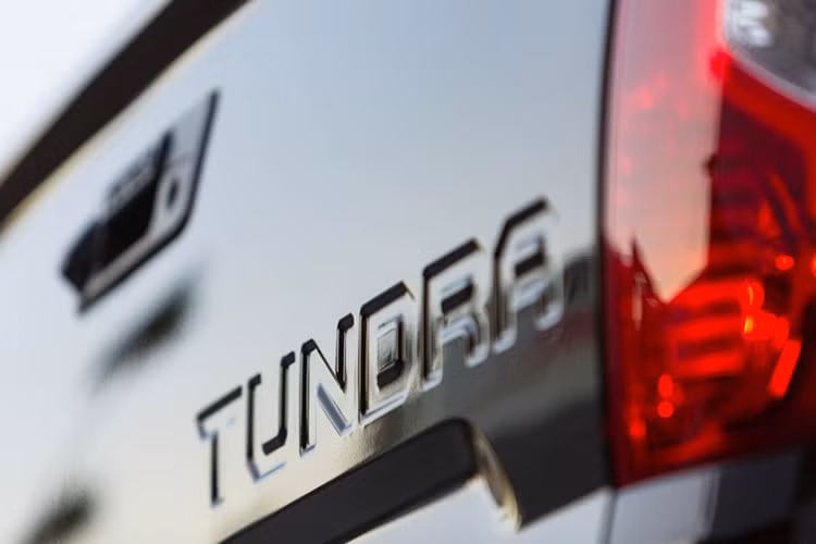 Toàn bộ xe được sơn màu đen ánh kim Midnight Black Metallic.